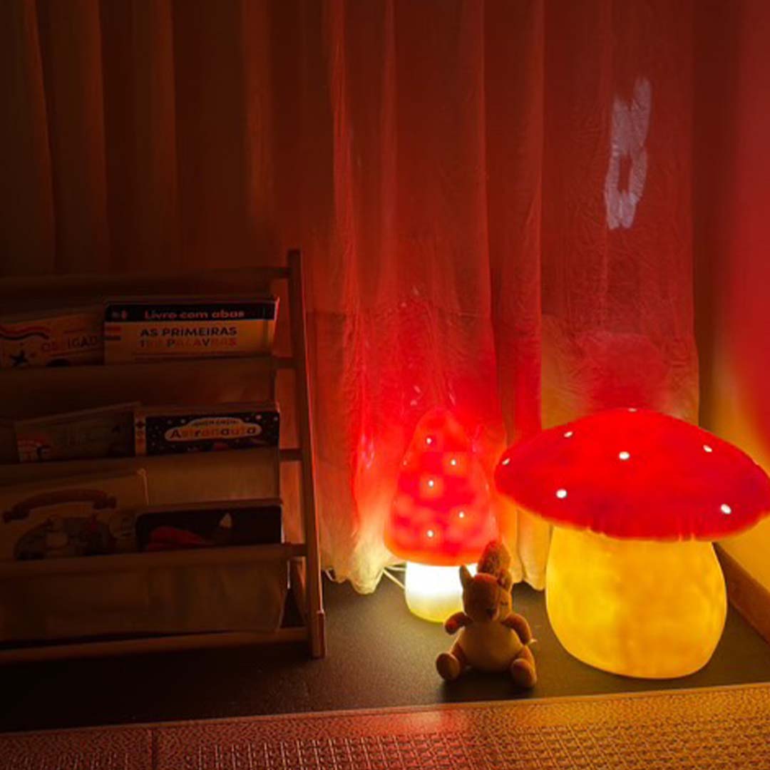 Twee Egmont Toys vliegenzwam nachtlampen verlichten een kinderkamer met een boekenplank en knuffel.