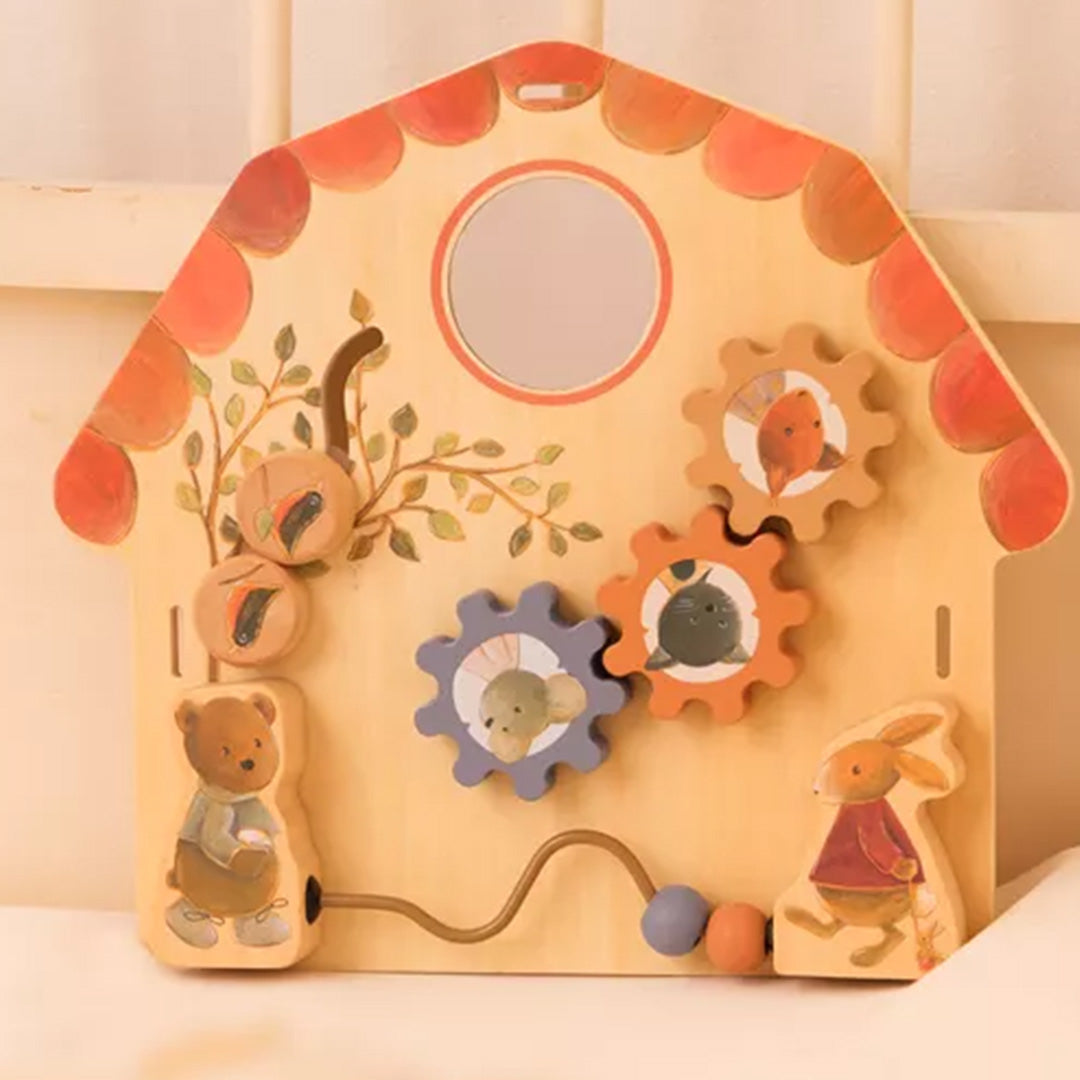 Egmont Toys houten activiteitenpaneel met dieren en een kralenbaan, staand op een zachte ondergrond.