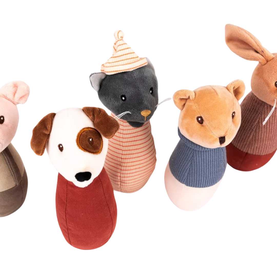 Detailopname van vijf Egmont Toys stoffen dieren kegels, waaronder een hond, kat en beer.