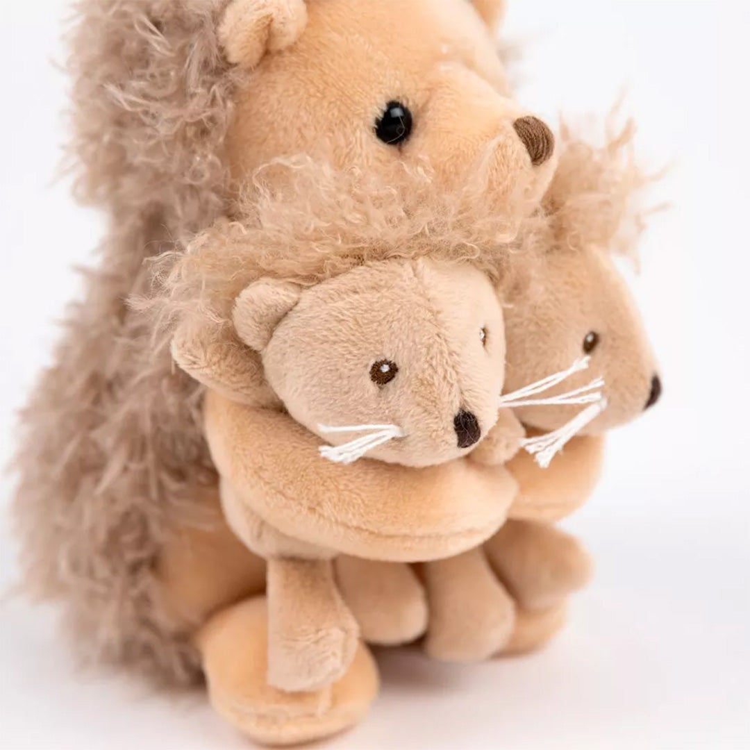 Detail van de Egmont Toys pluchen egel knuffel die twee kleine egels vasthoudt.