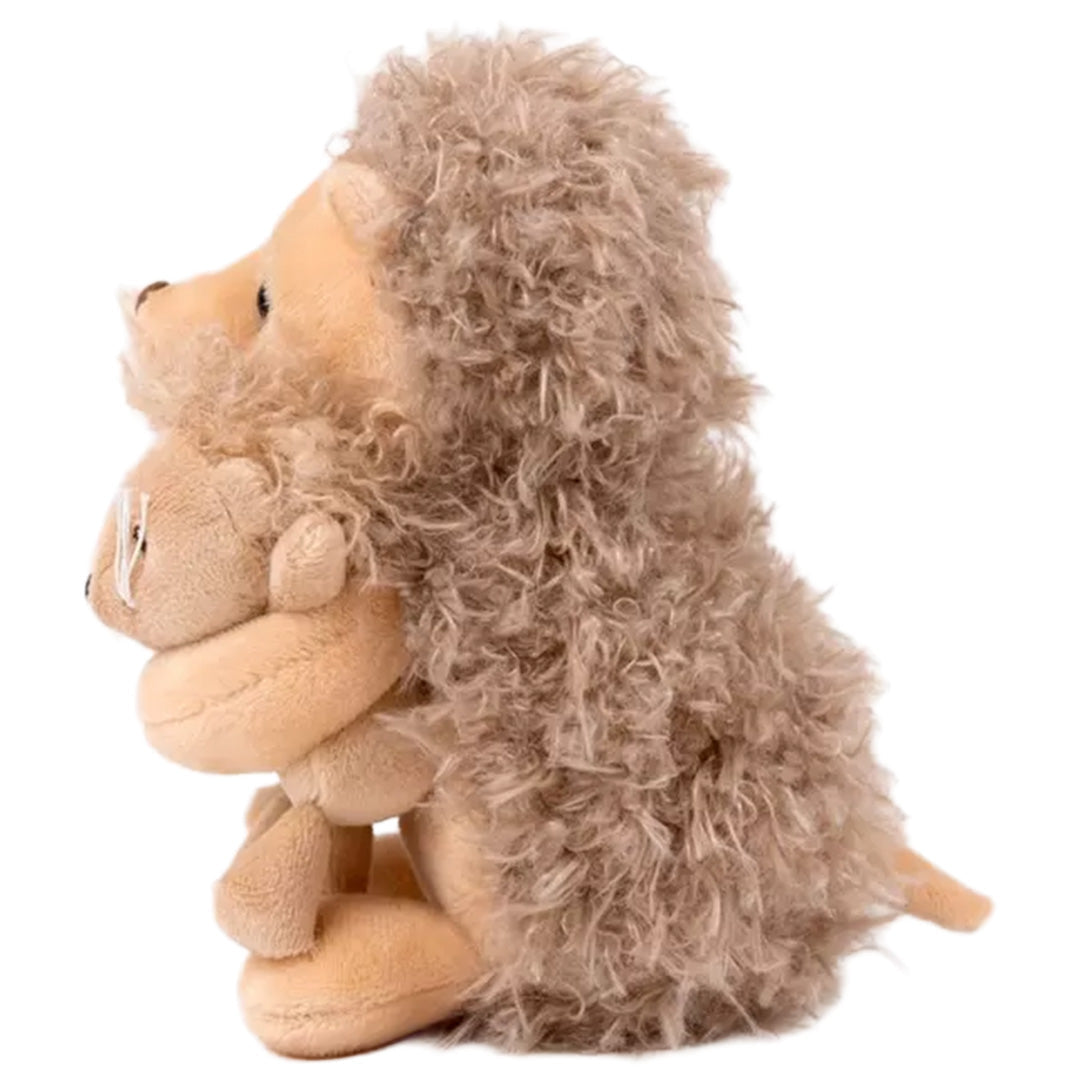 Zijaanzicht van de Egmont Toys pluchen egel knuffel met twee kleine egels.