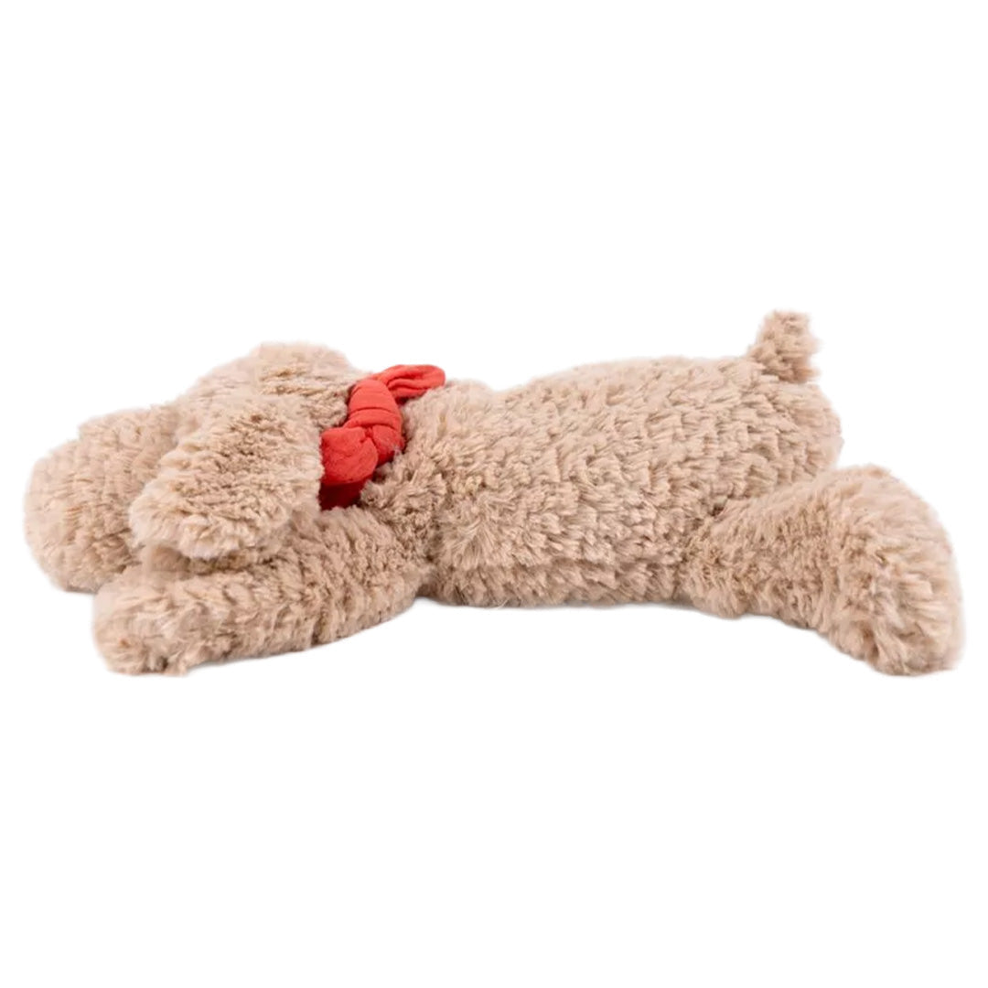 Egmont Toys pluchen knuffelhond Gabi liggend op zijn zij met rode halsband.