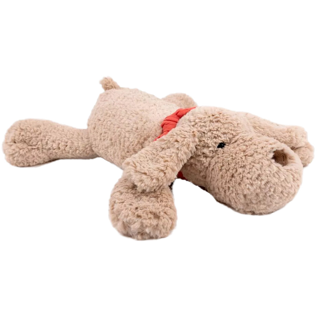 Egmont Toys beige pluchen knuffelhond Gabi liggend met rode halsband.