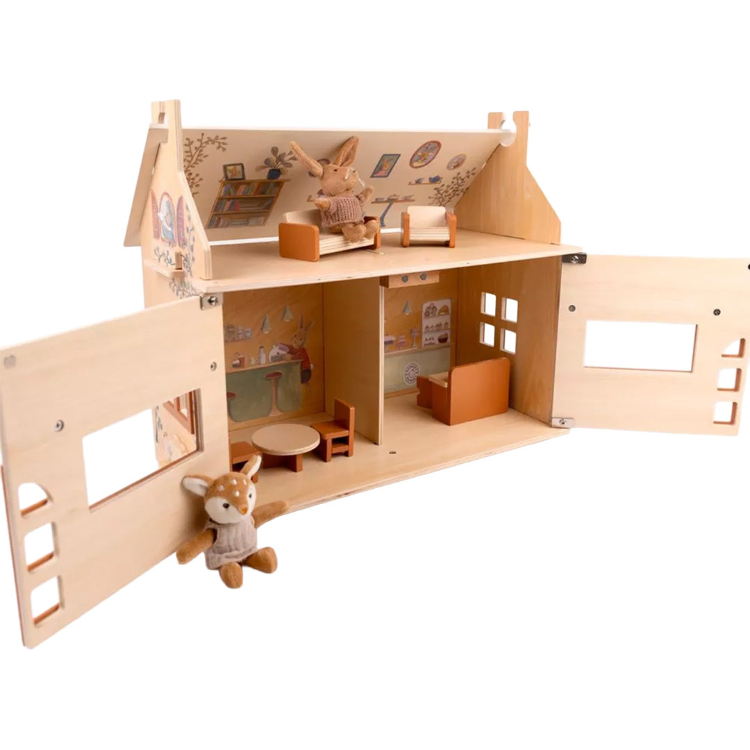 Egmont Toys houten poppenhuis volledig geopend, met twee verdiepingen en knuffeldieren in de gemeubileerde kamers.