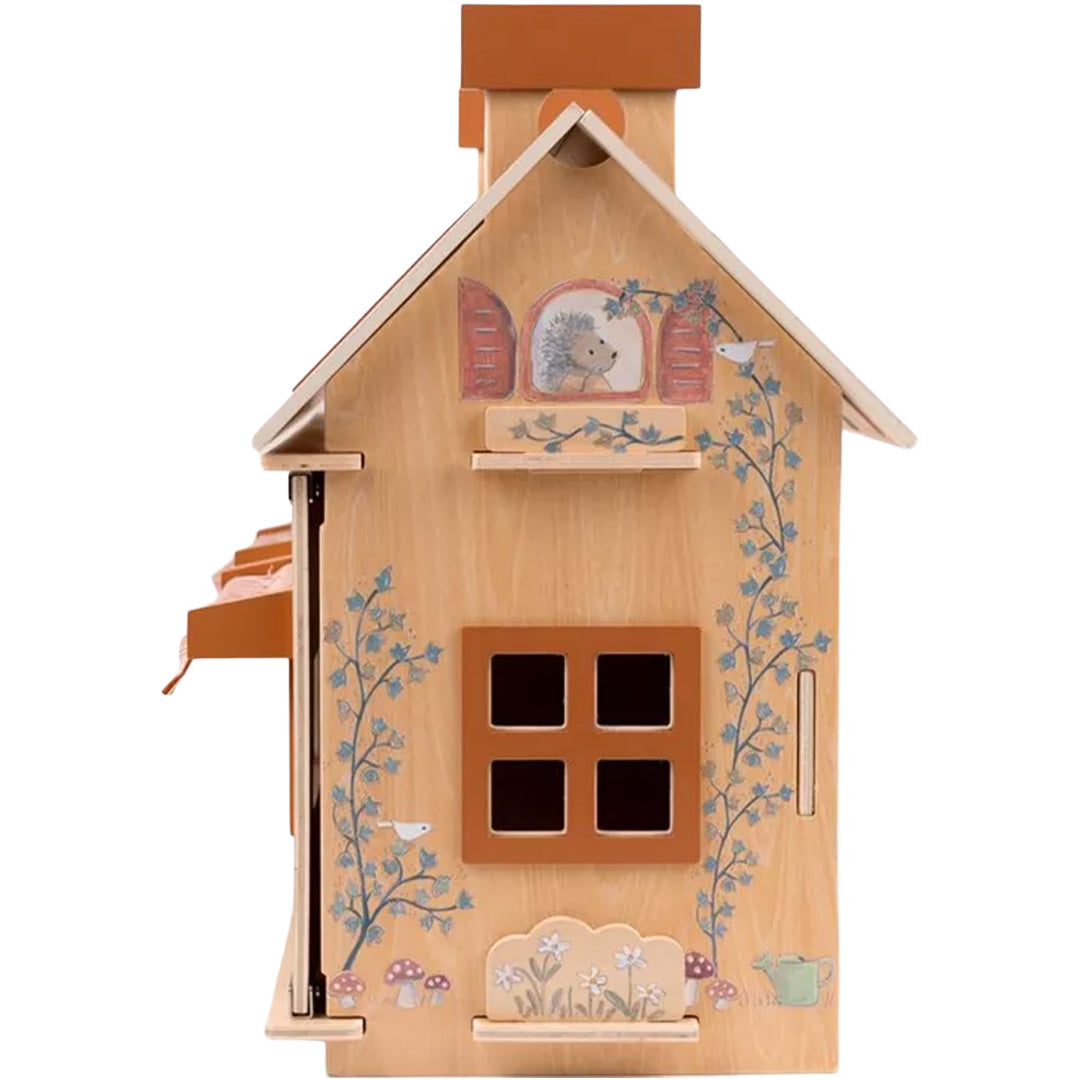 Zijkant van het Egmont Toys houten poppenhuis met geschilderde bladeren, vogels en een egel in het zolderraam.