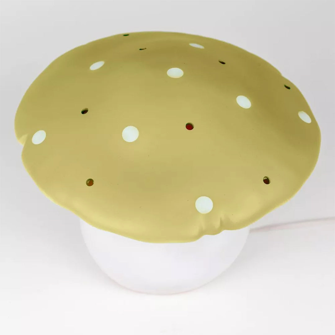 Paddenstoel nachtlamp met lichtgele kap met witte stippen en een witte stroomkabel.