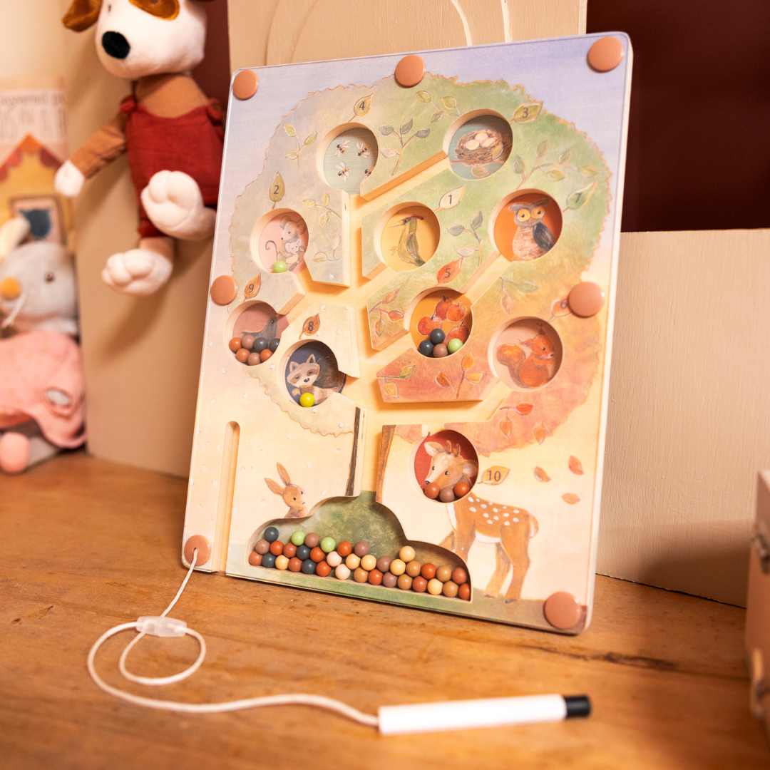 Egmont Toys magnetisch doolhof boom met bosdieren, schuin gefotografeerd op een houten ondergrond.