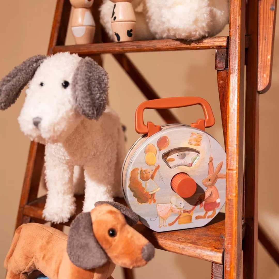 Egmont Toys muzikale radio met dierenillustraties op een houten plank tussen knuffels.
