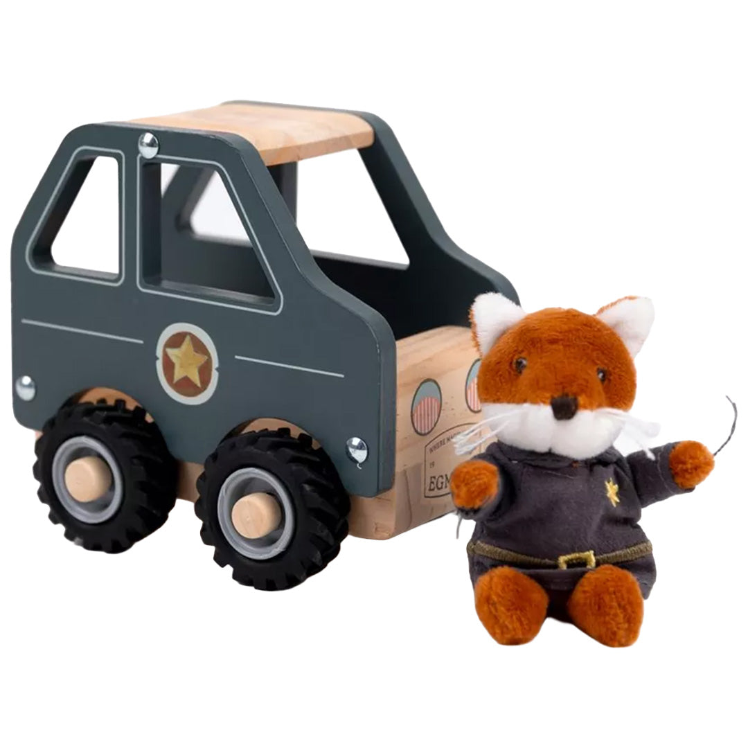 Egmont Toys houten politieauto met een pluche vosje in politie-uniform ernaast.