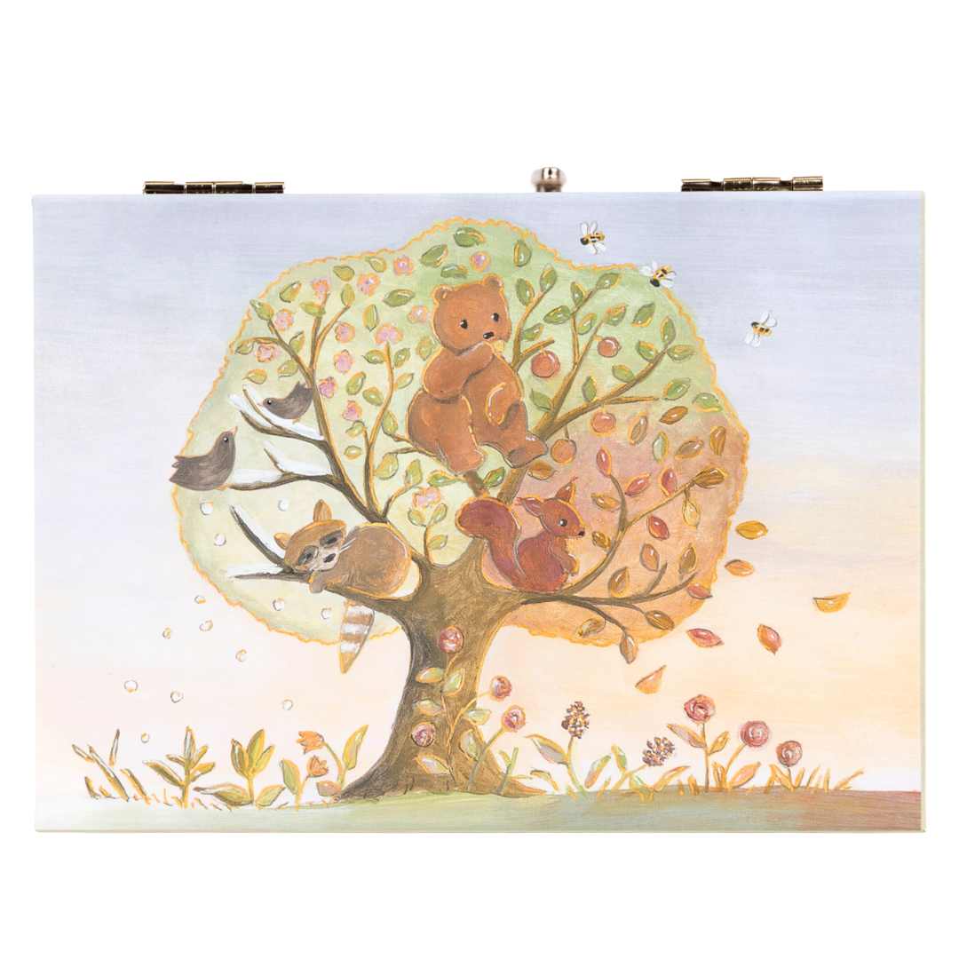 Bovenaanzicht van de deksel van de Egmont Toys muziekspeeldoos met een illustratie van een boom met dieren en bloemen.