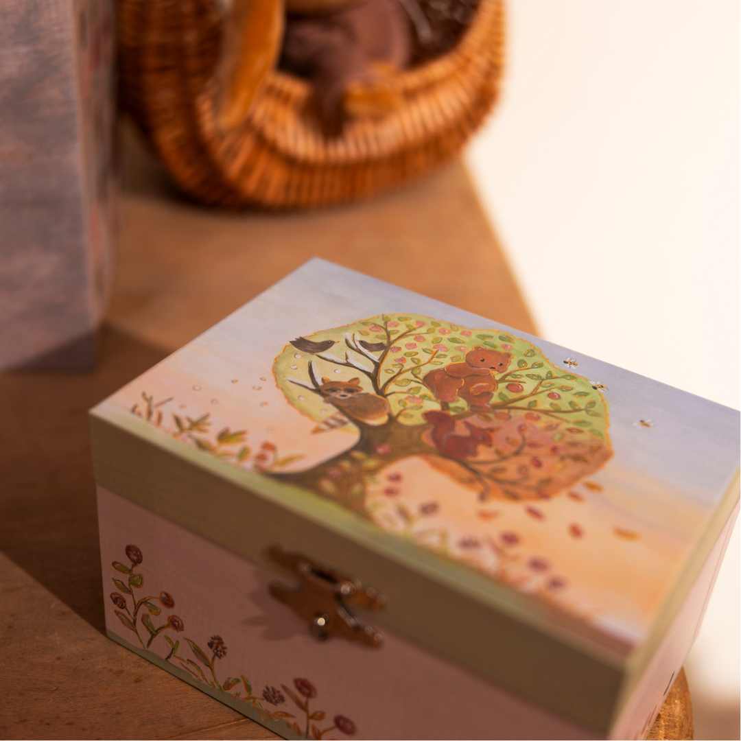 Egmont Toys muziekspeeldoos met een illustratie van een boom met dieren en bloemen op een houten ondergrond.