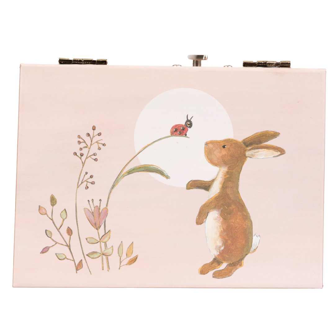 Egmont Toys roze houten muziekdoosje met een illustratie van een konijn dat naar een lieveheersbeestje kijkt.