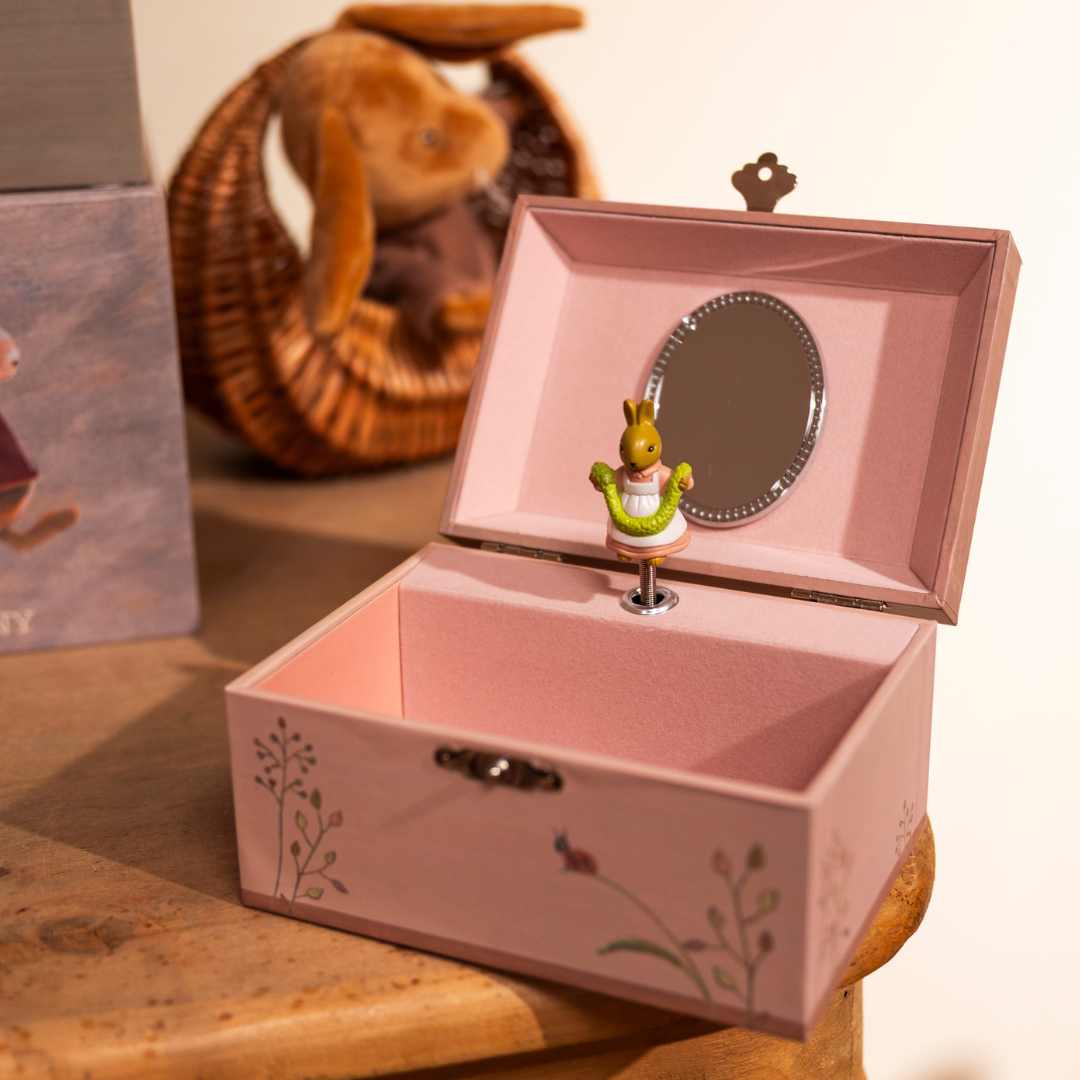 Egmont Toys roze houten muziekdoosje met open deksel en dansend konijntje op een houten tafel.