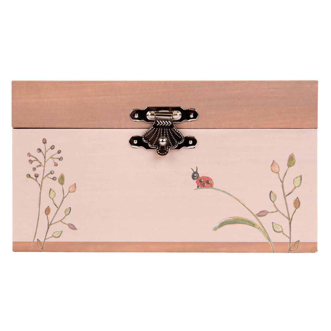 Egmont Toys roze houten muziekdoosje met een lieveheersbeestje op een plant en een metalen sluiting.