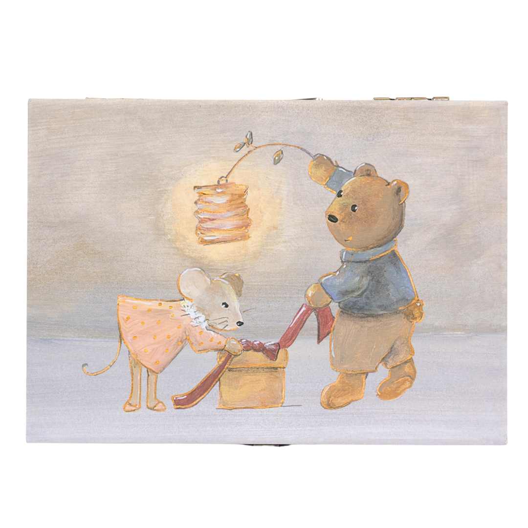 Detail van de deksel van het Egmont Toys muziekdoosje met een beer die een lantaarn vasthoudt en een muis met een lint.
