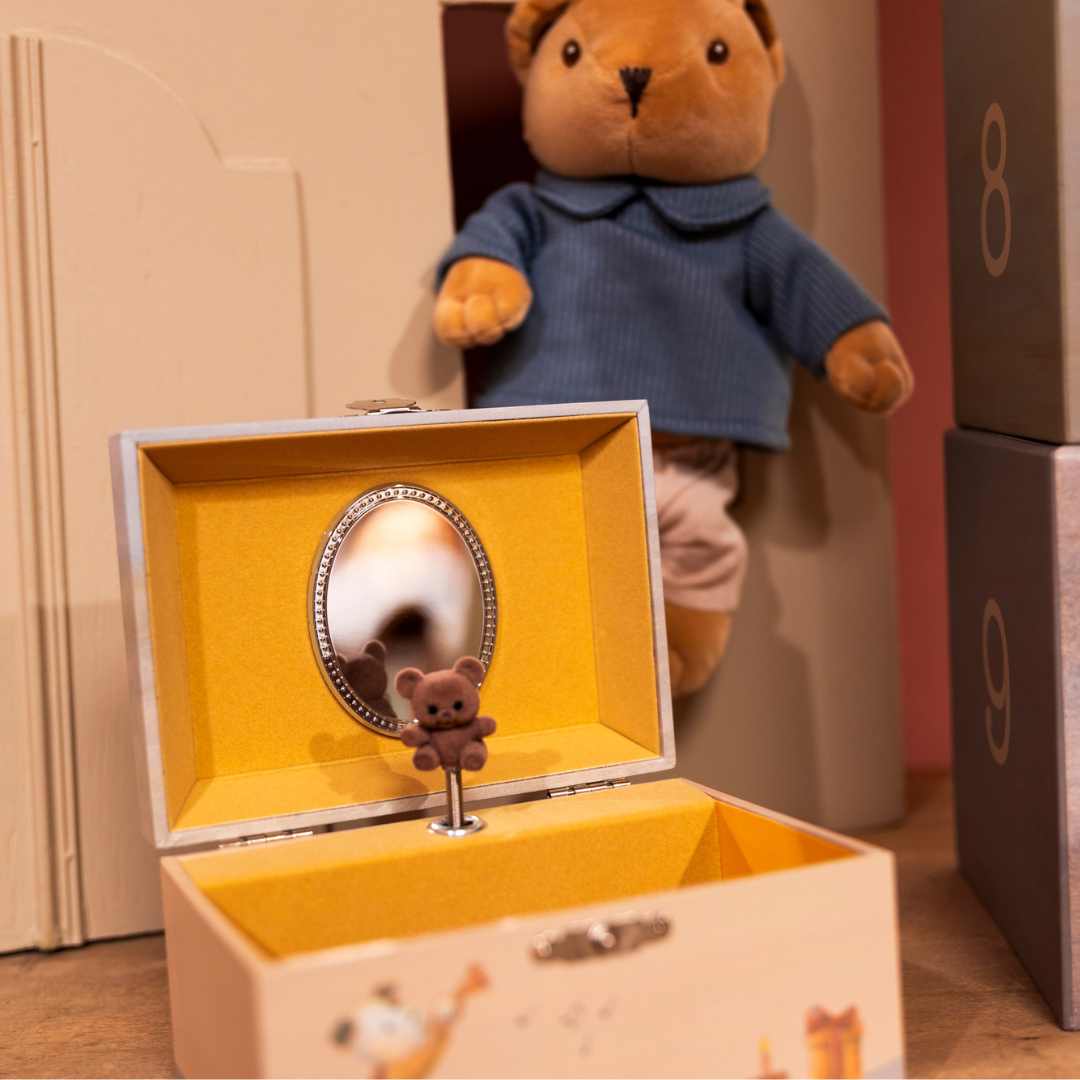 Egmont Toys houten muziekdoosje open met dansend beertje, op de achtergrond een grote teddybeer.