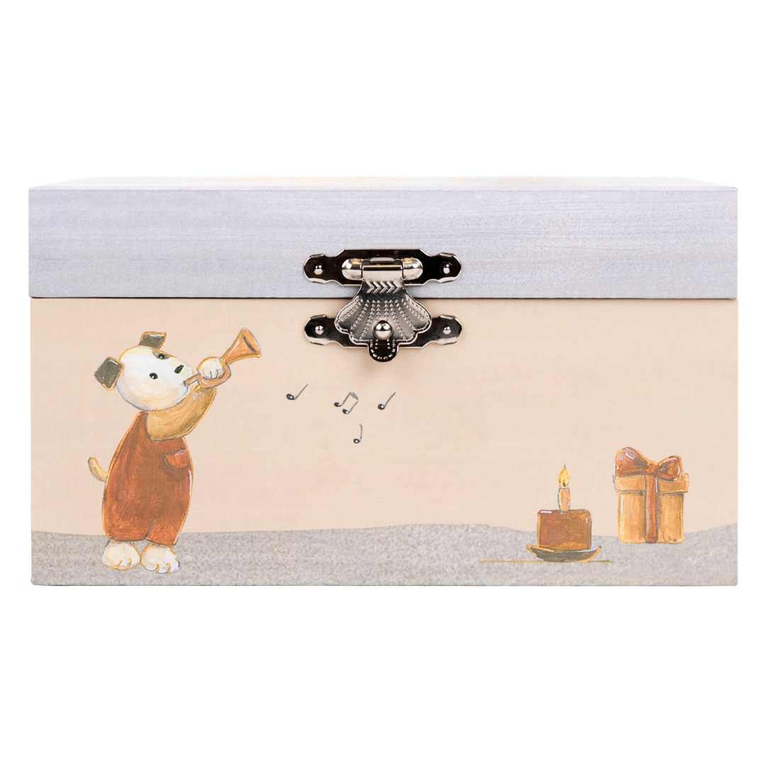 Vooraanzicht van het gesloten Egmont Toys houten muziekdoosje met een hondje dat trompet speelt, een taart en een cadeau.