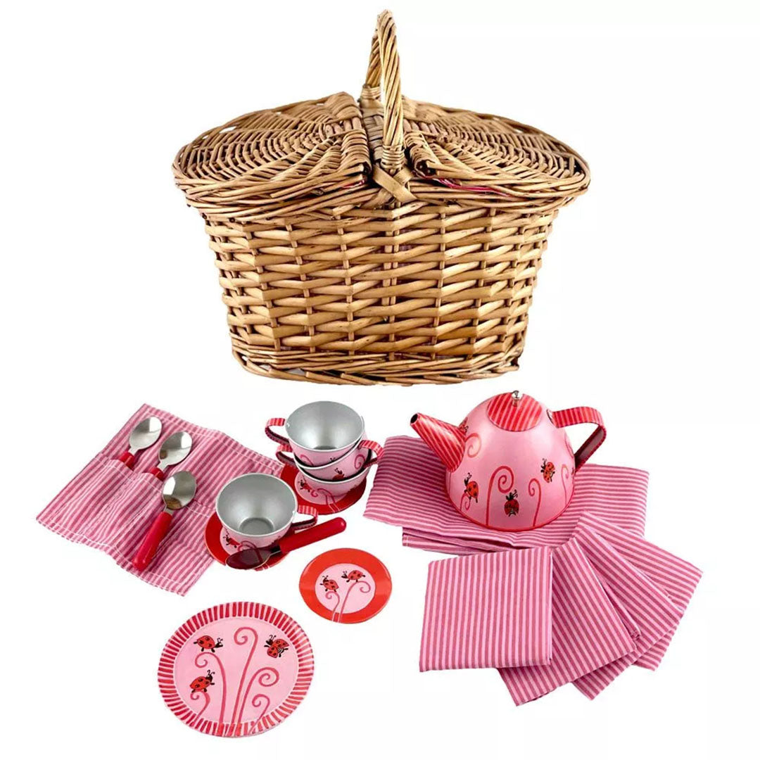 Egmont Toys speelgoed theeservies met roze lieveheersbeestjespatroon, inclusief theepot, kopjes, bordjes en bestek, naast een rieten picknickmand.
