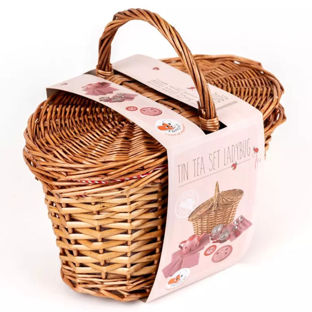Verpakking van het Egmont Toys speelgoed theeservies in een rieten picknickmand, met een productinformatieband eromheen.