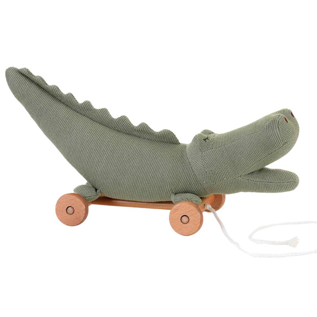 Egmont Toys groene gebreide krokodil trekfiguur met houten wielen en trekkoord op een witte achtergrond.