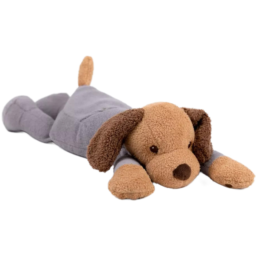 Egmont Toys pluchen verzwaarde hond met bruine kop en grijze pyjama ligt schuin op een witte achtergrond.