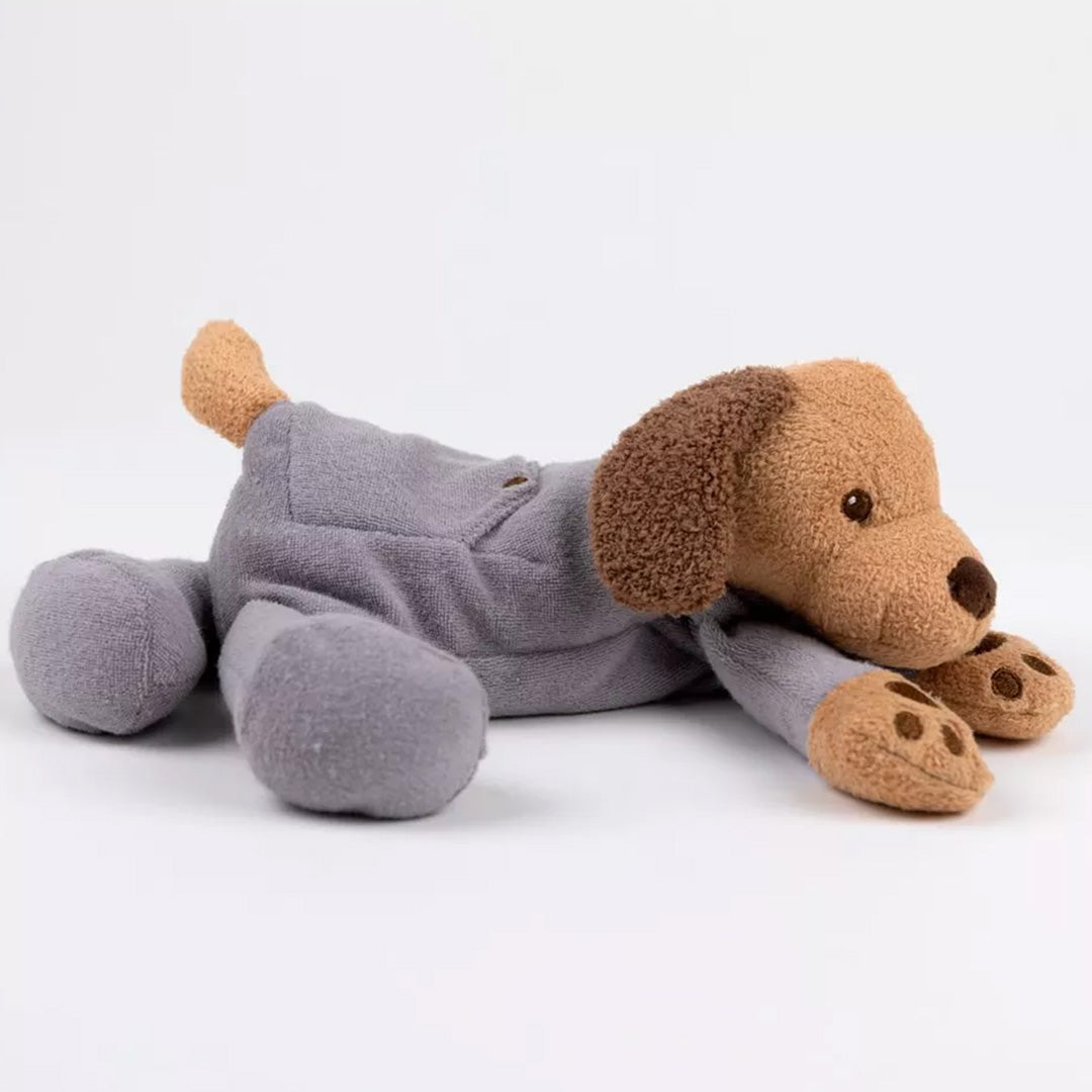 Egmont Toys pluchen verzwaarde hond met bruine kop en grijze pyjama ligt schuin op een witte achtergrond, met zicht op de pootjes.