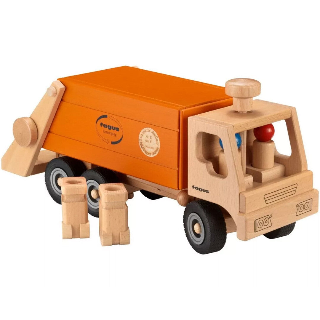 Fagus houten vuilniswagen met oranje laadbak en twee kleine houten afvalbakken.