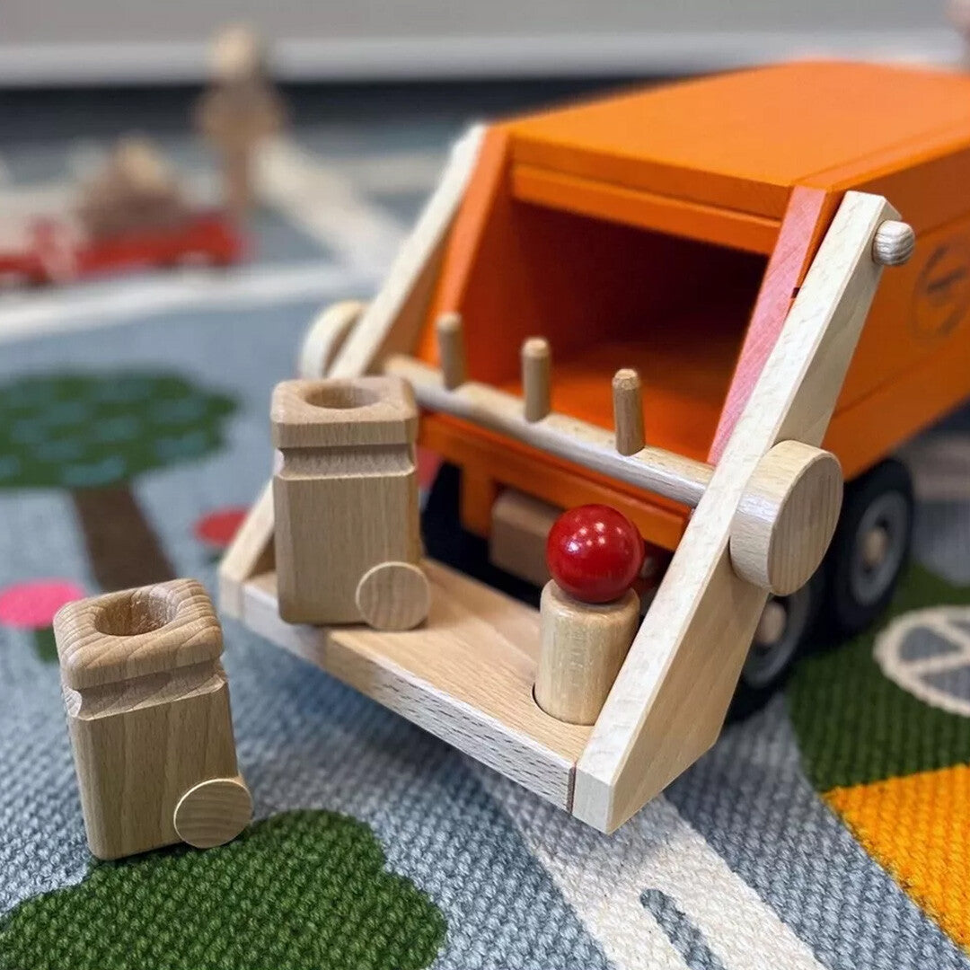 Achterkant van de fagus houten vuilniswagen met twee afvalbakken op een speelkleed.