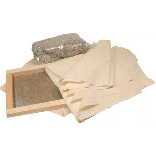 Fagus DIY papier maken set met houten zeef, beige doeken en papierpulp.