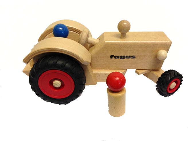 Fagus houten tractor met zwarte wielen en twee poppetjes, één blauw en één rood.