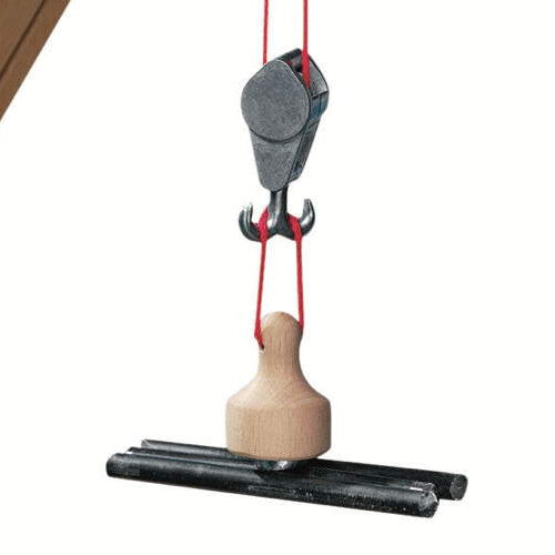 Detail van de fagus houten hefmagneet die drie zwarte metalen staven optilt.