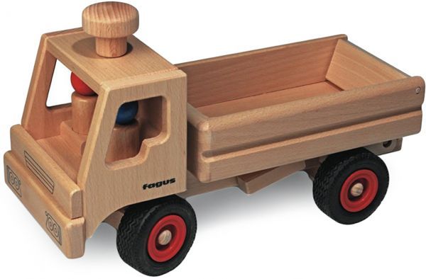 Fagus houten kiepwagen met platte laadbak en twee houten poppetjes in de cabine.