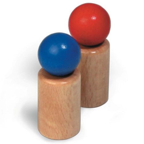 Fagus houten speelgoedfiguurtjes: twee houten poppetjes met een blauwe en een rode bal.