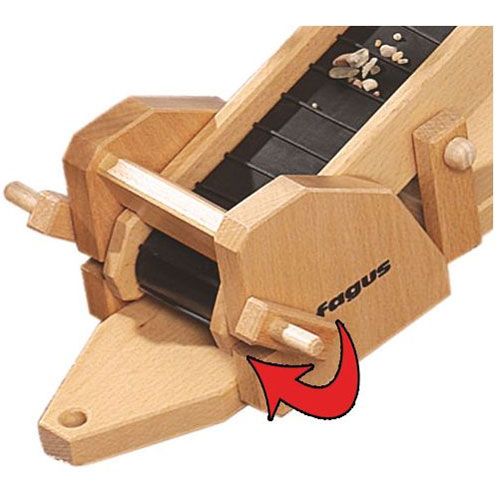 Detail van de fagus houten transportband met een rode pijl die de zwengelbeweging toont.
