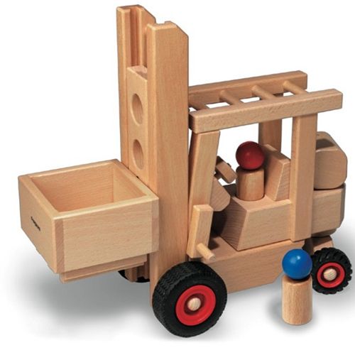 Fagus houten vorkheftruck met een rode bestuurder en een blauwe figuur ernaast.
