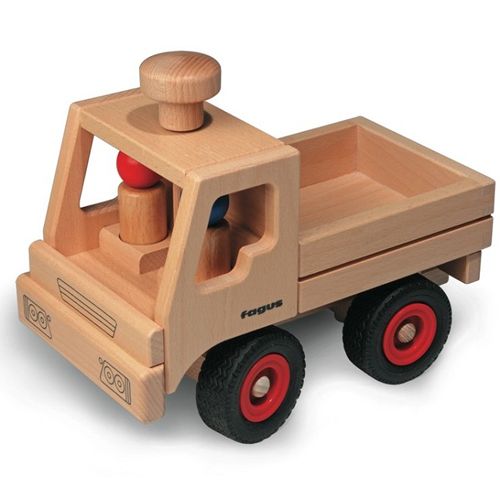 Fagus houten bestuurbaar vrachtauto speelgoed in beige kleur met twee houten poppetjes.