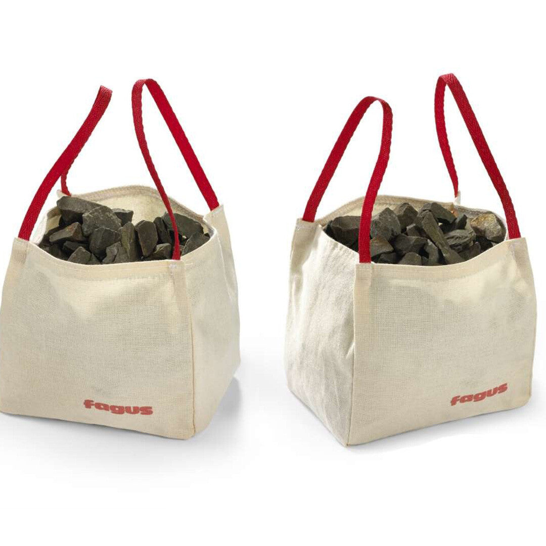Twee fagus beige katoenen transportzakken met rode handvatten, gevuld met donkergrijze speelgoedstenen voor bouwvoertuigen.