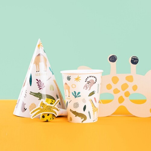 Folat feesthoedje, beker en giraffe masker met dierenprint op een gele ondergrond.