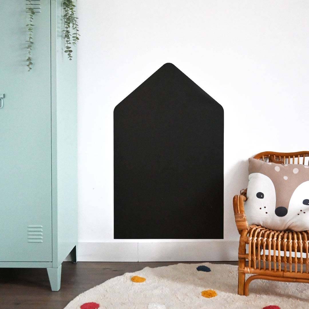 Zwart Ferflex magneetbord in huisvorm aan een witte muur in een kinderkamer.