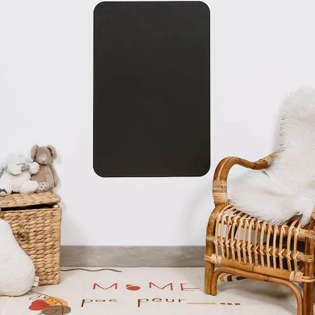 ferflex zwart rechthoekig magneetbord aan een witte muur in een kinderkamer.