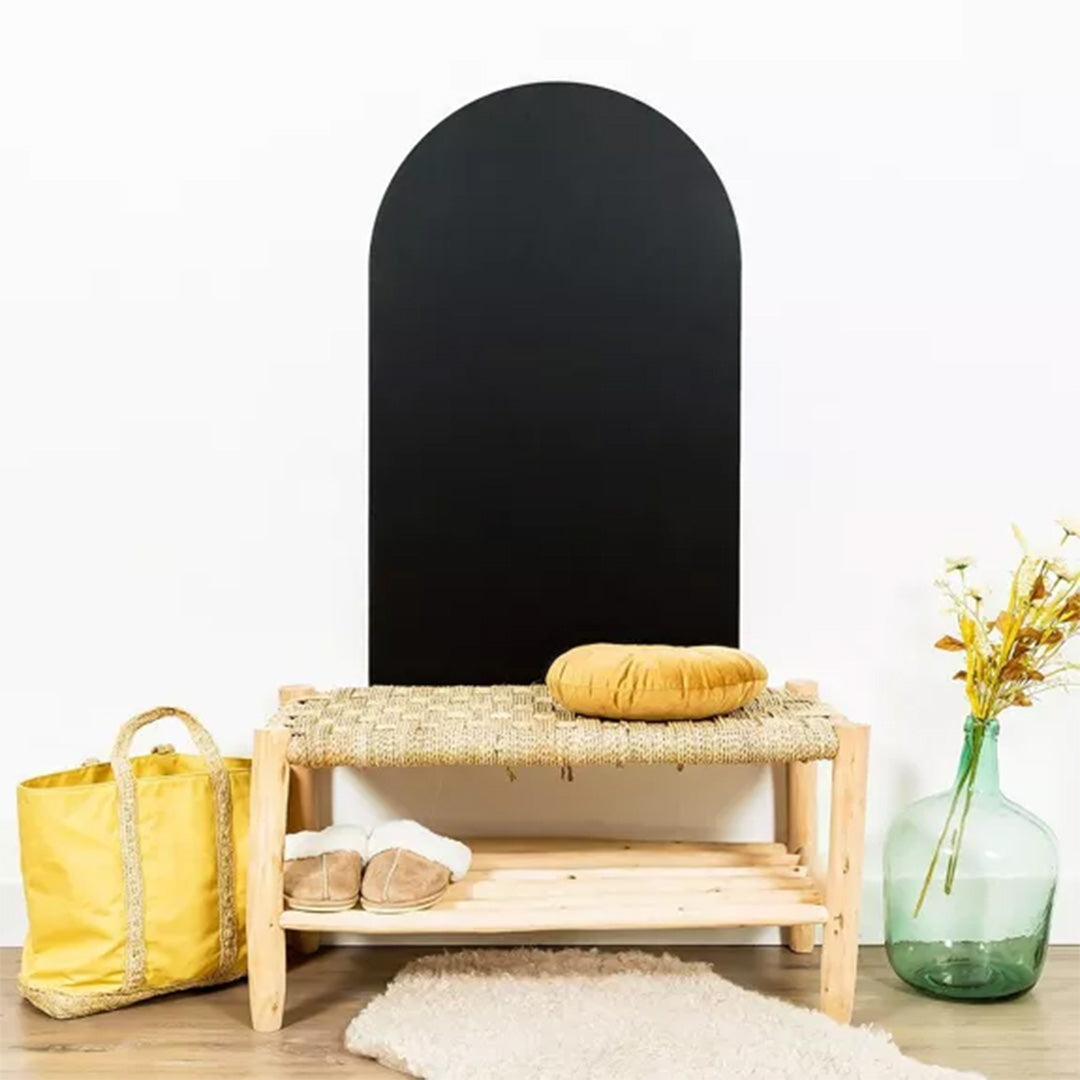 Ferflex zwart magneetbord in boogvorm boven een houten bankje in een interieur.