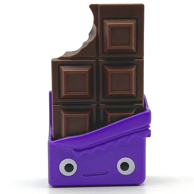 Fidget Go friemelspeelgoed in de vorm van een chocoladereep met een hap eruit, in een paarse verpakking met gezichtje.