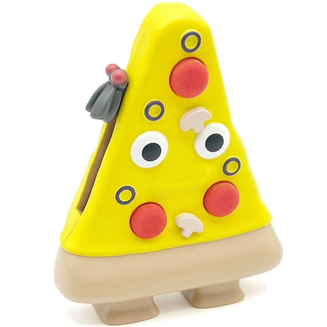 Fidget Go fidget speelgoed in de vorm van een gele pizzapunt met ogen en toppings, schuin van voren gezien.