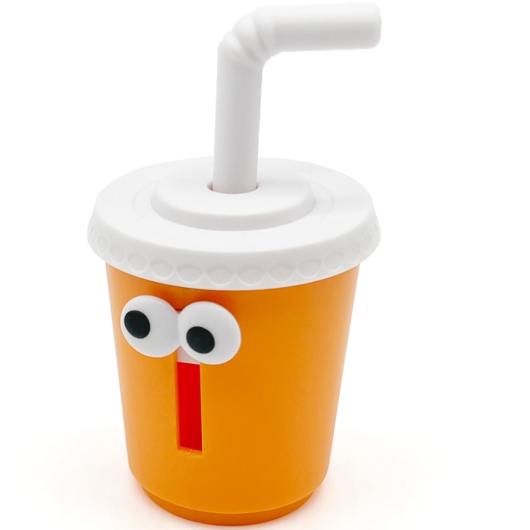 Fidget go sensorisch speelgoed in de vorm van een oranje frisdrankbeker met ogen en een rietje, schuin van voren gefotografeerd.