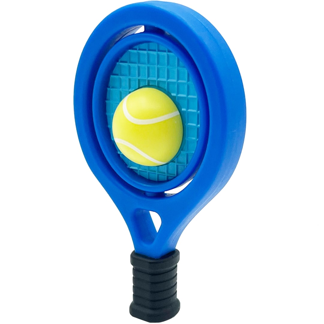Fidget go friemelspeelgoed in de vorm van een blauw tennisracket met een gele tennisbal, schuin gefotografeerd.