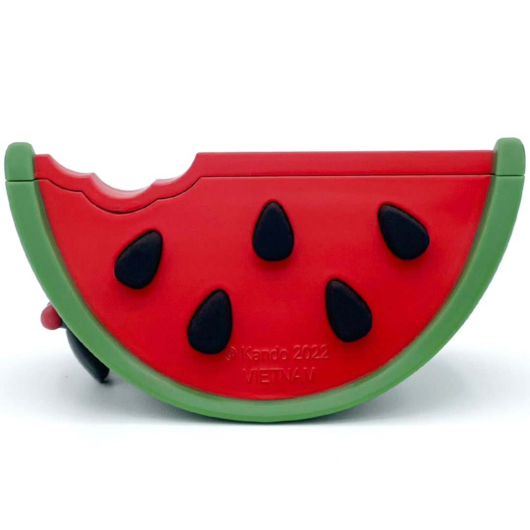 Achterkant van het watermeloen friemelspeelgoed met zwarte pitten en productinformatie.