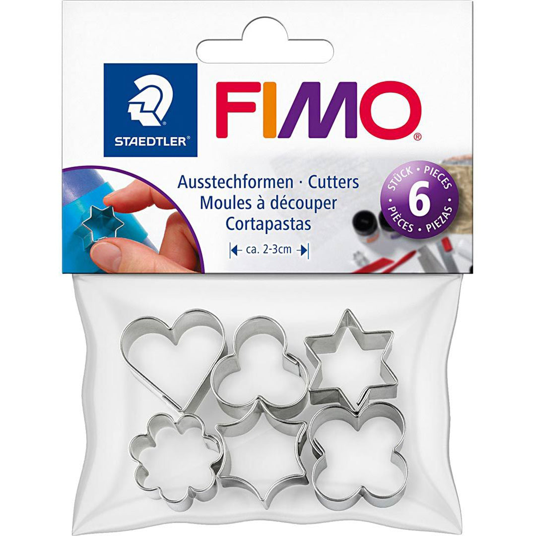 De verpakking van de STAEDTLER FIMO uitsteekvormen, met de zes zilverkleurige vormen zichtbaar in een plastic zak.