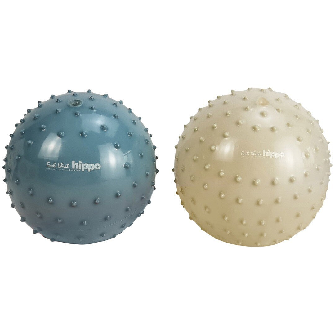 Twee find that hippo sensorische ballen met textuur, één blauw en één crème.