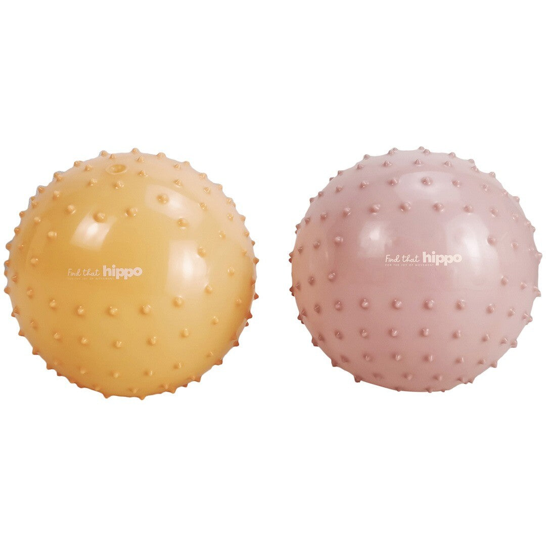Twee find that hippo sensorische ballen voor baby's, één geel en één roze, met een gestructureerd oppervlak.