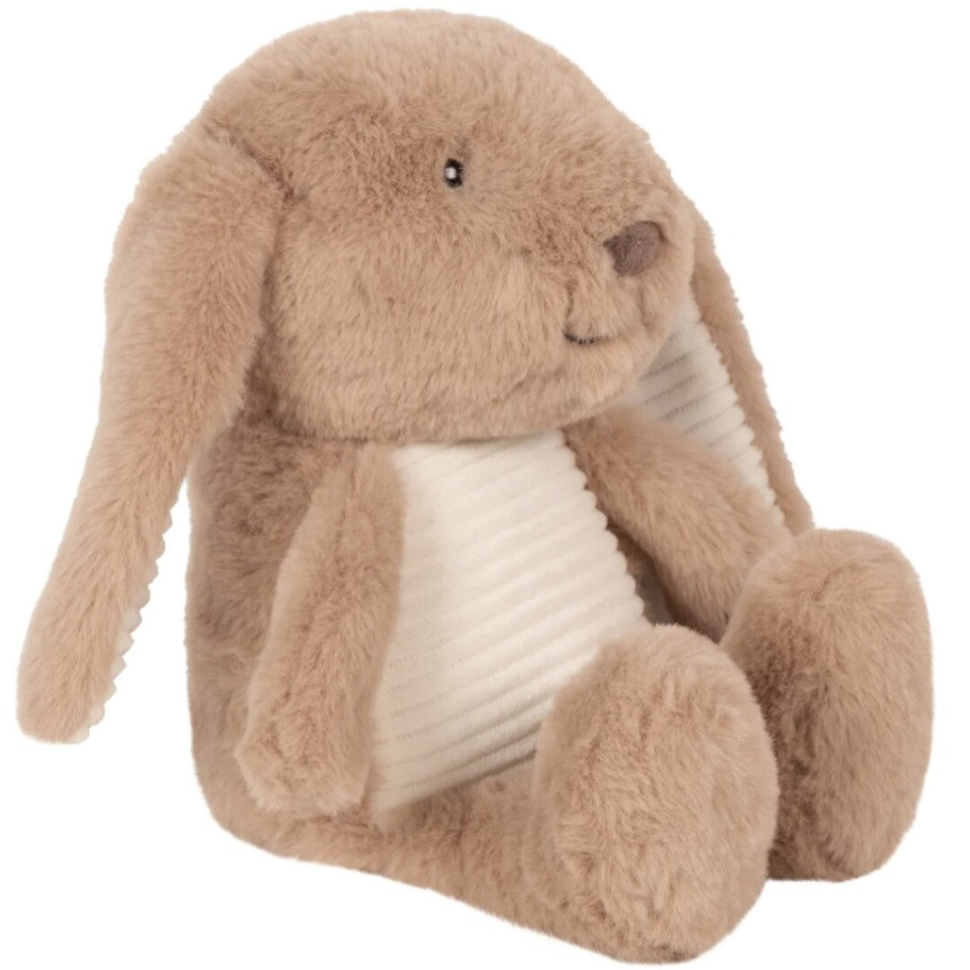 Een bruin pluchen knuffelkonijn voor baby's zit schuin afgebeeld.